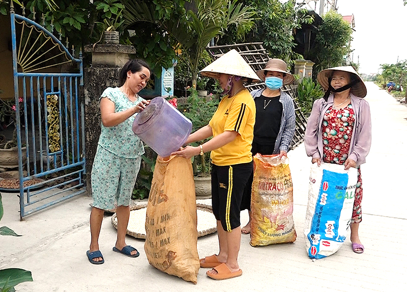 Các chi hội phụ nữ chủ động thu gom phế liệu tận nhà.