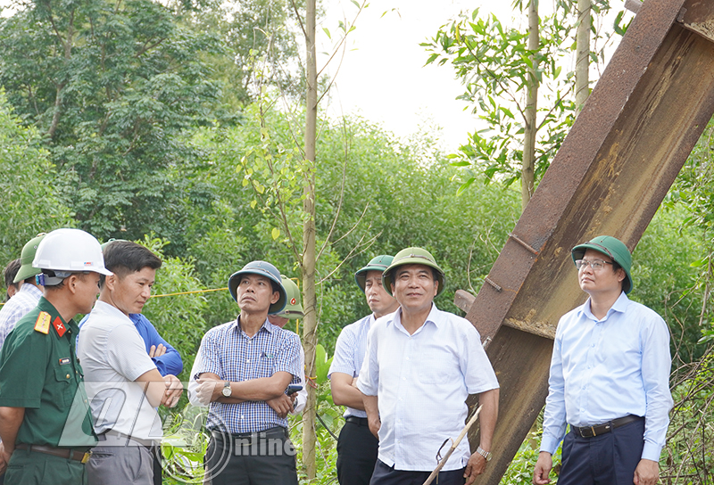 Đồng chí Phó Chủ tịch Thường trực UBND tỉnh Đoàn Ngọc Lâm kiểm tra hiện trường những vướng mắc về bồi thường, GPMB cầu Thác Cốc, xã Trường Thủy.