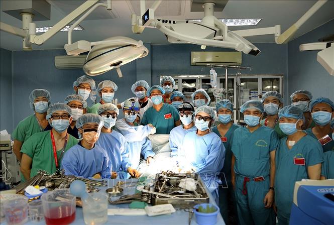 Kíp phẫu thuật của Bệnh viện Quân y 103 thực hiện thành công ca ghép phổi đầu tiên từ người sống. Ảnh (tư liệu): Dương Ngọc/TTXVN