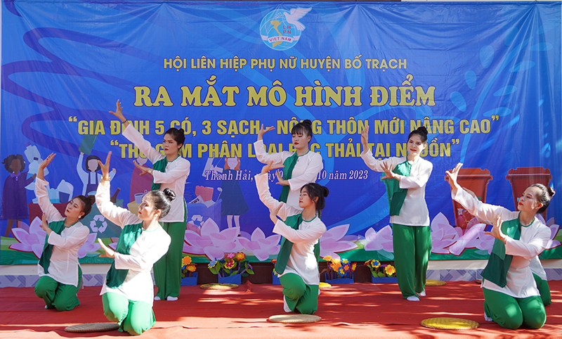 Văn nghệ chào mừng.