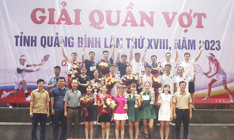 Những vận động viên xuất sắc tham gia giải quần vợt tỉnh Quảng Bình lần thứ 18 năm 2023.