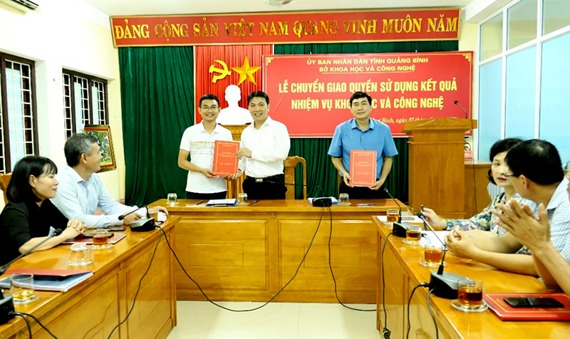 Chuyển giao kết quả nghiên cứu khoa học cho Sở NN-PTNT và Công ty TNHH Thương mại Dịch vụ Sen Việt.