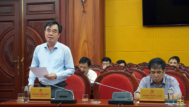 4.	Đồng chí Trưởng ban Nội chính Tỉnh ủy Nguyễn Lương Bình thảo luận tại hội nghị 