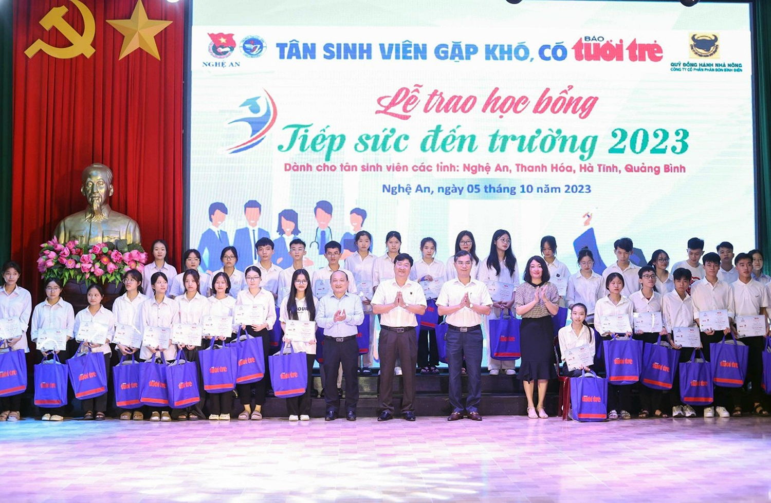 Ban tổ chức trao học bổng cho các tân sinh viên Quảng Bình, Hà Tĩnh, Nghệ An và Thanh Hóa tại chương trình bổng “Tiếp sức đến trường”.