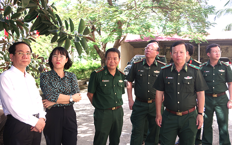 Đại diện các cơ quan, đơn vị, địa phương liên quan kiểm tra cơ sở nhà, đất, tài sản tại trụ sở (cũ) của Bộ Chỉ huy BĐBP Quảng Bình.