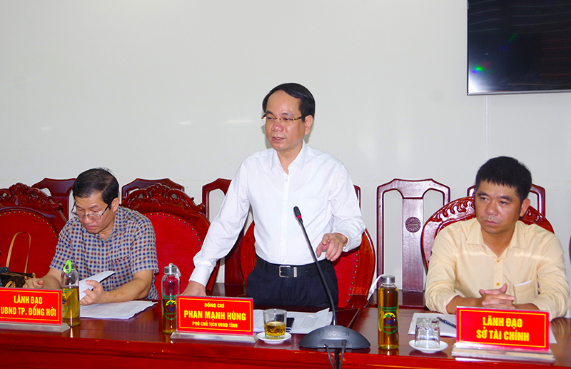 Đồng chí Phó Chủ tịch UBND tỉnh Phan Mạnh Hùng phát biểu tại hội nghị bàn giao. 