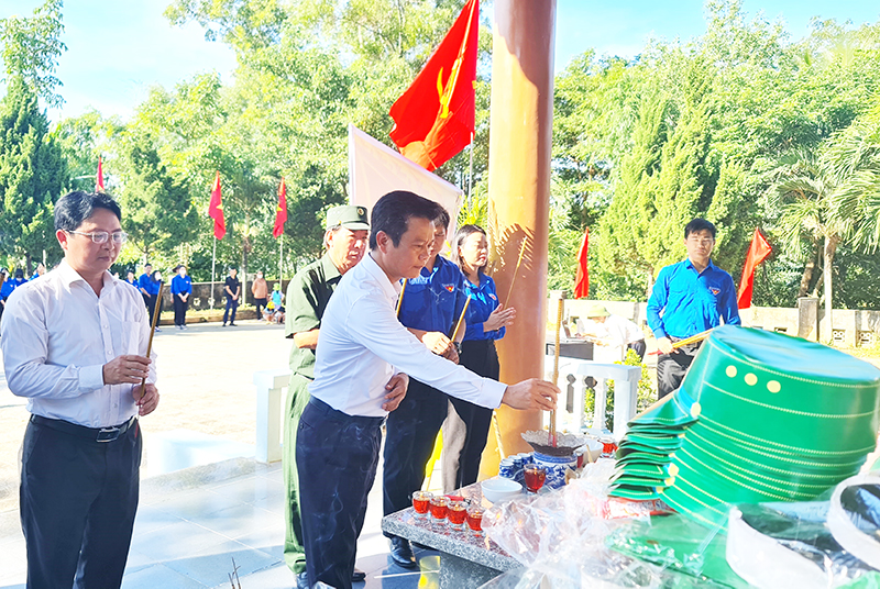 Lãnh đạo huyện Quảng Ninh dâng hương tưởng niệm các anh hùng, liệt sỹ tại Nhà bia tưởng niệm 16 TNXP tại bến phà Long Đại.