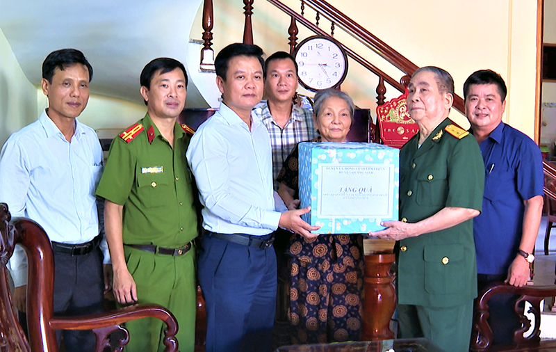 Lãnh đạo huyện Quảng Ninh thăm, tặng quà gia đình chính sách, người có công trên địa bàn.