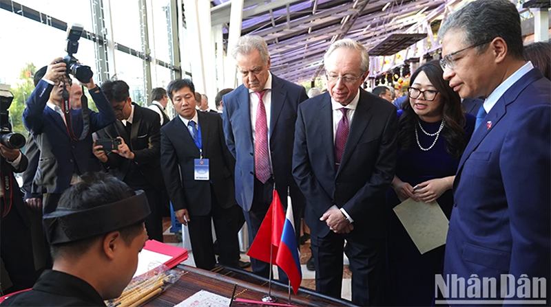 Đại sứ Đặng Minh Khôi cùng Thứ trưởng Ngoại giao Nga Mikhail Galuzin, Chủ nhiệm Ủy ban Đối ngoại thành phố Saint Petersburg Evgeny Grigoriev xem viết thư pháp tại Lễ kỷ niệm 78 năm Quốc khánh Việt Nam tại Liên bang Nga. (Ảnh: XUÂN HƯNG)