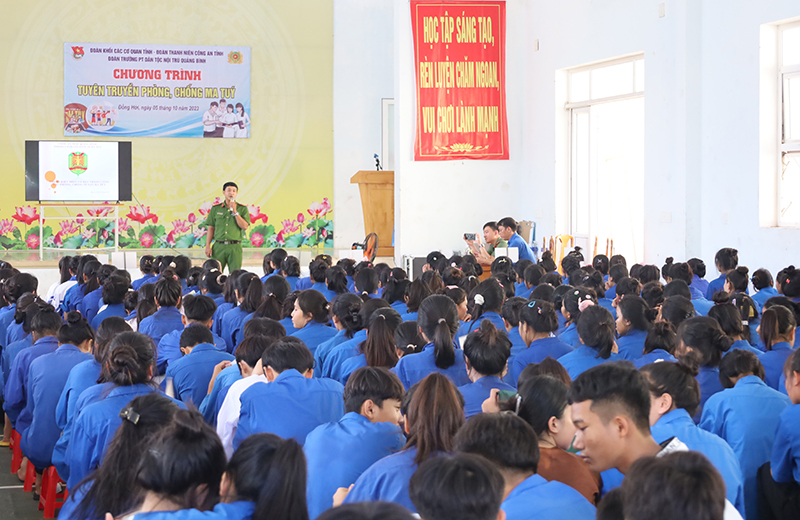 Đại diện Phòng Cảnh sát điều tra tội phạm về ma túy, Công an tỉnh tuyên truyền, phổ biến Luật Phòng, chống ma túy.