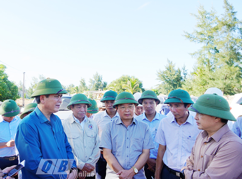 Đồng chí Chủ tịch UBND tỉnh Trần Thắng kiểm tra thực địa việc triển khai dự án đường ven biển tại huyện Quảng Ninh và Lệ Thủy.
