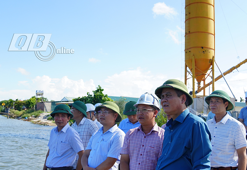 Đồng chí Đồng chí Chủ tịch UBND tỉnh Trần Thắng kiểm tra tiến độ thi công công trình cầu Nhật Lệ 3.