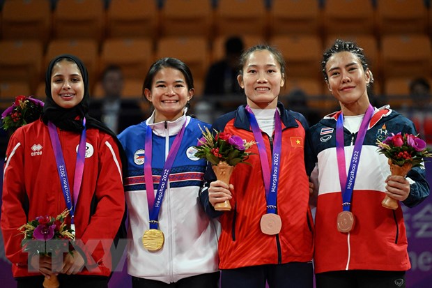 Vận động viên Phùng Thị Huệ (thứ 2, phải) giành Huy chương Đồng môn Jujitsu hạng 48kg Nữ tại ASIAD 2023 ở Hàng Châu (Trung Quốc) ngày 5/10/2023. (Ảnh: AFP/TTXVN)