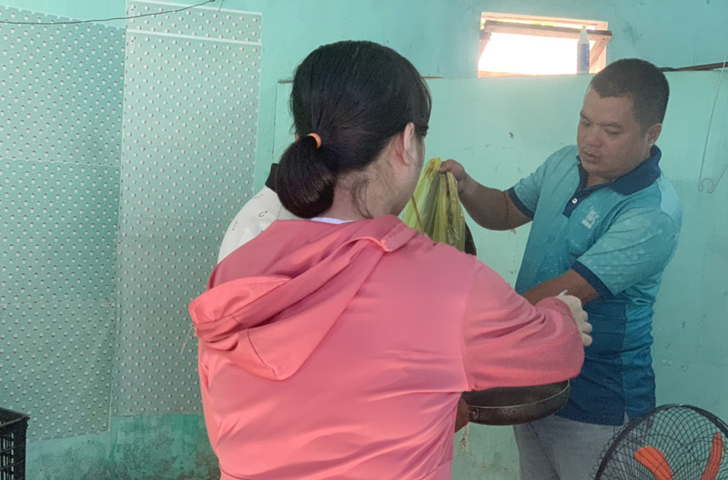 Cán bộ y tế điều tra tìm nguyên nhân ngộ độc tại phòng trọ bệnh nhân ở phường Nam Lý.