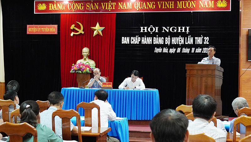 Các đại biểu thảo luận. 