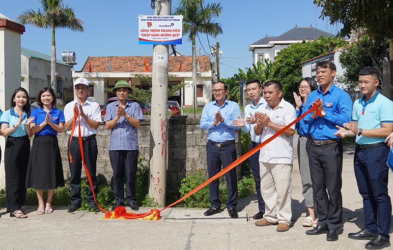 Khánh thành công trình thắp sáng đường quê.