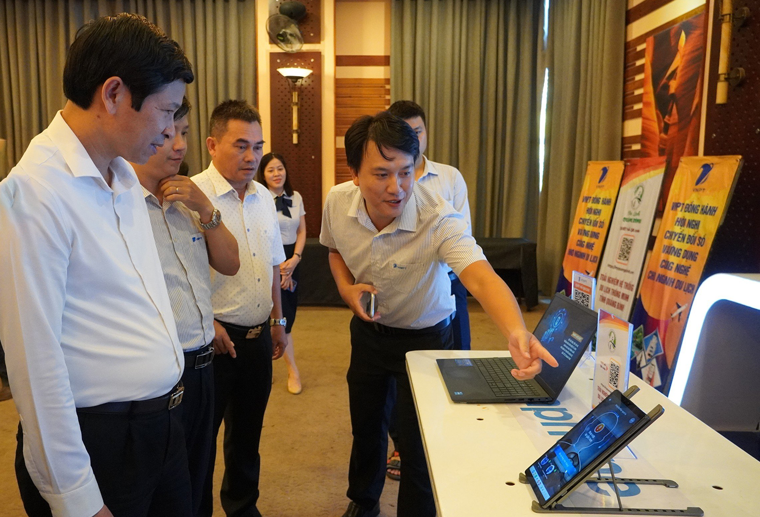 Đồng chí Phó Chủ tịch UBND tỉnh Hồ An Phong trải nghiệm các giải pháp du lịch thông minh của VNPT.