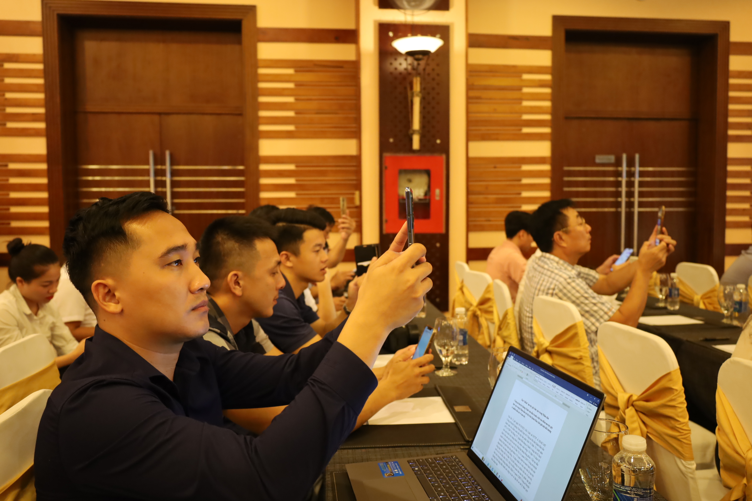 Các đại biểu trải nghiệm tải ứng dụng Bản đồ số du lịch Quảng Bình qua mã QR.