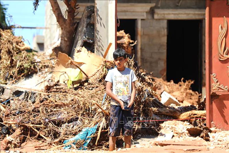  Em nhỏ bị mất nhà cửa do cơn bão Daniel tại Soussa, Libya, ngày 15/9/2023. Ảnh: AFP/TTXVN