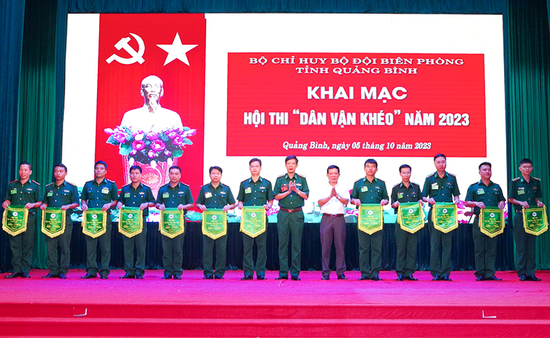 Đại tá Lê Văn Tiến, Bí thư Đảng ủy, Chính ủy BĐBP tỉnh, Trưởng ban Tổ chức hội thi trao cờ lưu niệm cho các đội thi.