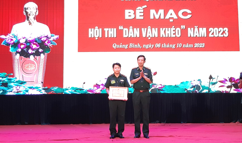 Đại tá Lê Văn Tiến, Bí thư Đảng ủy, Chính ủy BĐBP tỉnh trao giải nhất cho đội thi Đồn Biên phòng cửa khẩu quốc tế Cha Lo.