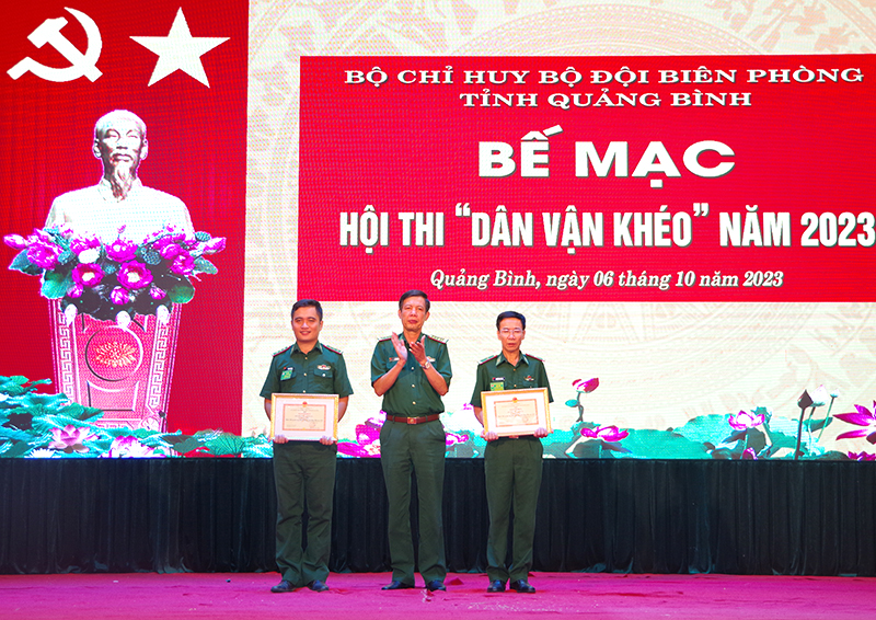 Đại tá Lê Văn Tiến, Bí thư Đảng ủy, Chính ủy BĐBP tỉnh trao giải nhì cho các đội thi.