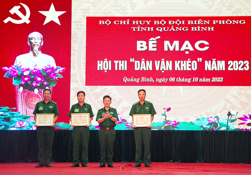 Đại tá Ngô Minh Điền, Phó Chính ủy BĐBP tỉnh trao giải ba cho các đội thi.