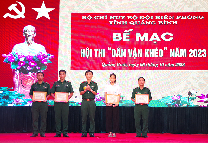 Đại tá Ngô Văn Dũng, Chủ nhiệm Chính trị BĐBP tỉnh trao giải phụ cho các đội thi.