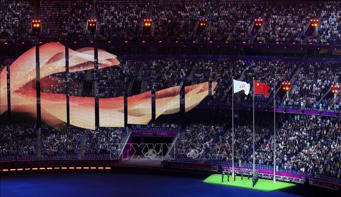 Nghi thức thượng cờ Trung Quốc tại lễ bế mạc ASIAD 2023 trên sân vận động Olympic Hàng Châu. Ảnh: THX/TTXVN