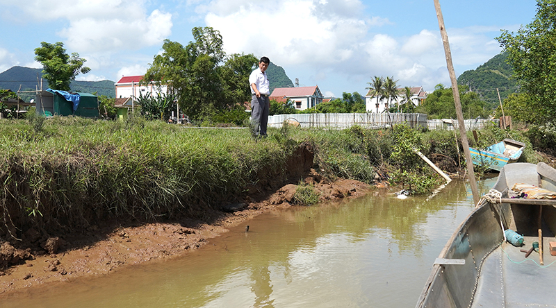 Một đoạn bờ sông Gianh bị sạt lở ở thôn Xuân Hạ.