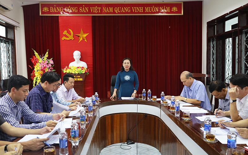 Đồng chí Chủ tịch Ủy ban MTTQVN tỉnh, Trưởng ban Vận động Quỹ “Vì người nghèo” tỉnh Phạm Thị Hân chủ trì hội nghị.