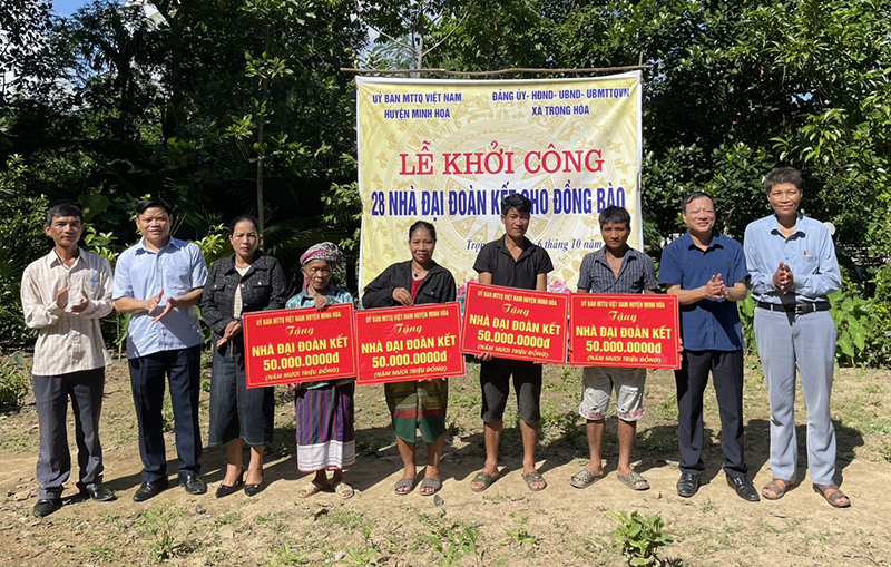 Lãnh đạo Ủy ban MTTQVN huyện Minh Hóa trao số tiền hỗ trợ xây dựng nhà “Đại đoàn kết” cho đồng bào dân tộc thiểu số.