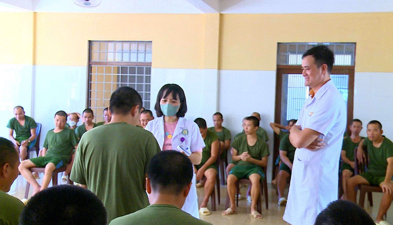 Hàng tháng các y bác sĩ CDC Quảng Bình thăm khám và điều chỉnh phác đồ thuốc điều trị cho bệnh nhân tại Trung tâm Chăm sóc và phục hồi chức năng cho người tâm thần (Sở Lao động-Thương binh và xã hội). 