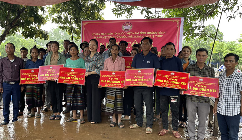 Ủy ban MTTQ Việt Nam huyện Lệ Thủy và chính quyền địa phương trao biển tượng trưng hỗ trợ xây dựng nhà “Đại đoàn kết” cho các hộ gia đình ở bản Khe Khế.