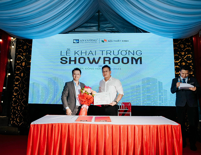 Lãnh đạo Công ty CP Gỗ An Cường trao giấy chứng nhận đối tác cho Showroom Nội Thất Xinh