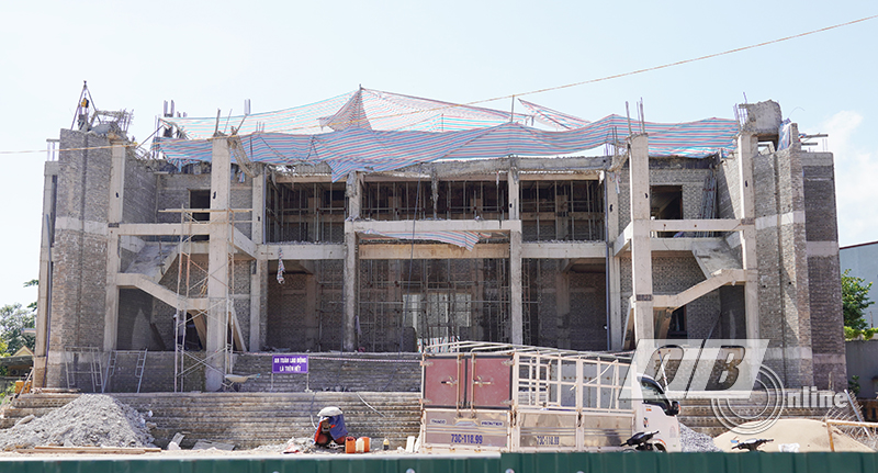 Công trình Trung tâm Văn hóa huyện Tuyên Hóa đang tạm dừng thi công, để khắc phục sự cố.