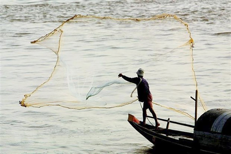 Đánh bắt cá trên sông Mekong gần Phnom Penh, Campuchia. (Ảnh: AFP/TTXVN)