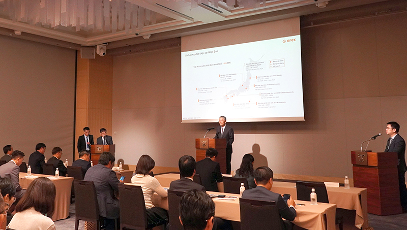 Ông Hitoshi Honna, Chủ tịch kiêm Tổng giám đốc Công ty cổ phần EREX phát biểu tại buổi tọa đàm “Gặp gỡ, hợp tác Quảng Bình-Tokyo”