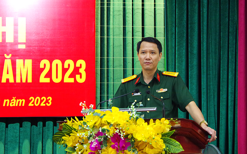 Đại tá Đinh Xuân Hướng, Phó Bí thư Đảng ủy, Chính ủy Bộ CHQS tỉnh phát biểu tại hội nghị.