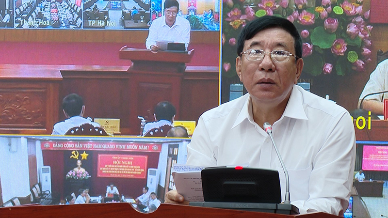 Đại diện chi bộ cơ sở hội quần chúng tỉnh Quảng Bình tham luận tại hội nghị.