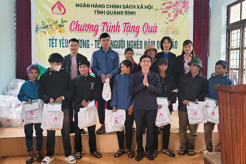NHCSXH-Chi nhánh Quảng Bình trao quà cho người dân có hoàn cảnh khó khăn trên địa bàn huyện Minh Hóa.