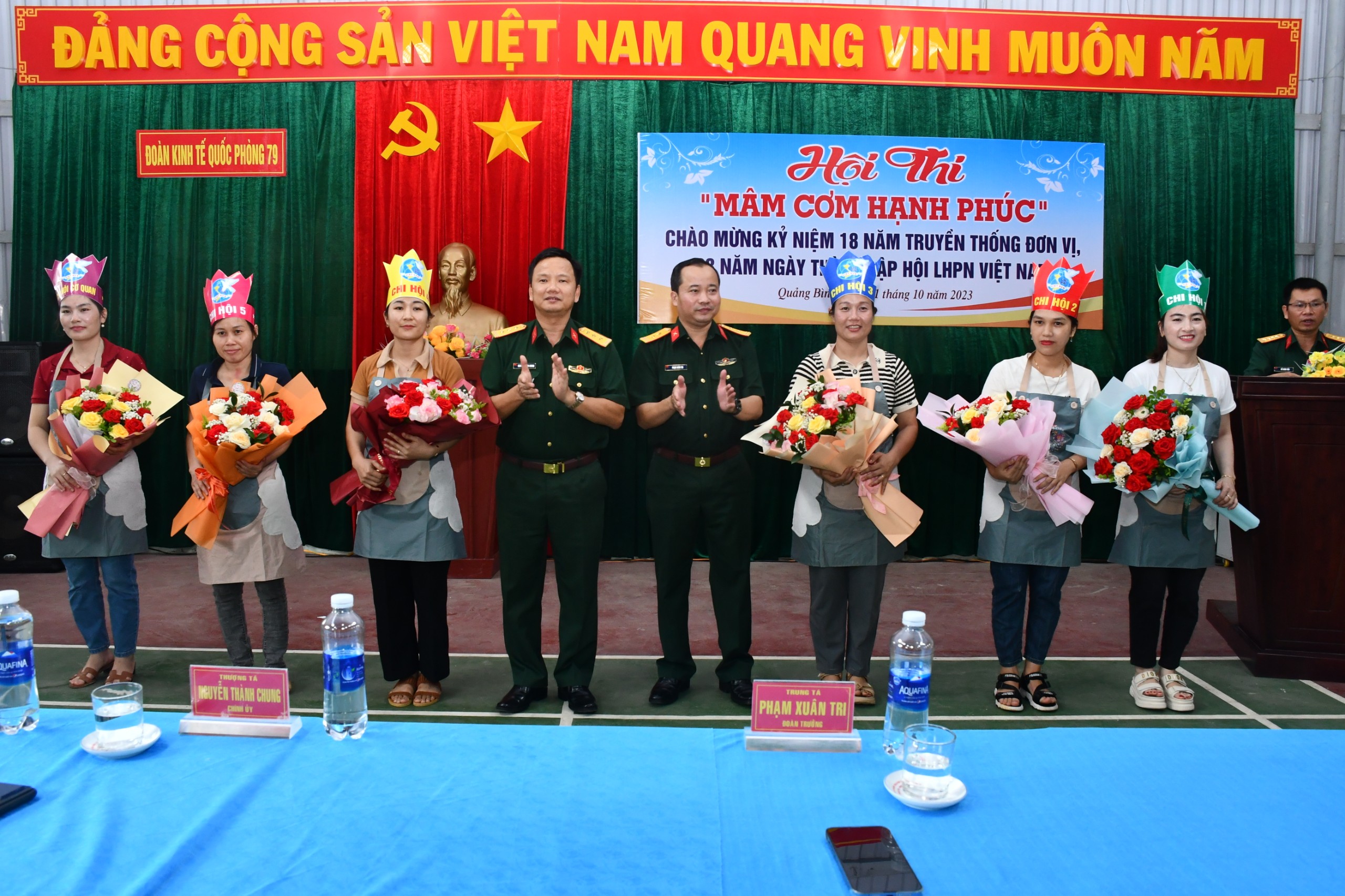 Ban Chỉ huy Đoàn KT-QP 79 tặng hoa cho các đội tham gia hội thi.