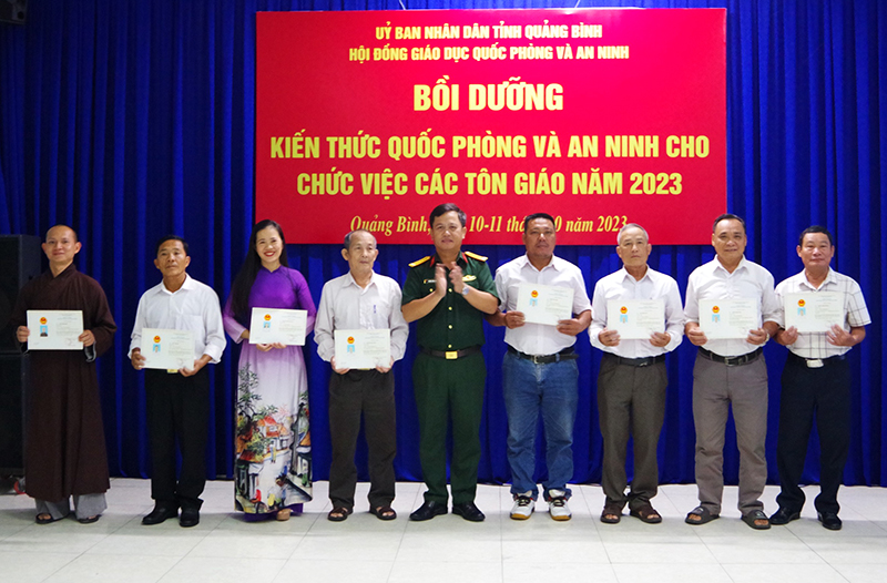 Đồng chí Đại tá Hoàng Xuân Đông, Phó Chỉ huy trưởng, Tham mưu trưởng Bộ CHQS tỉnh trao giấy chứng nhận hoàn thành khóa bồi dưỡng cho các vị chức việc.