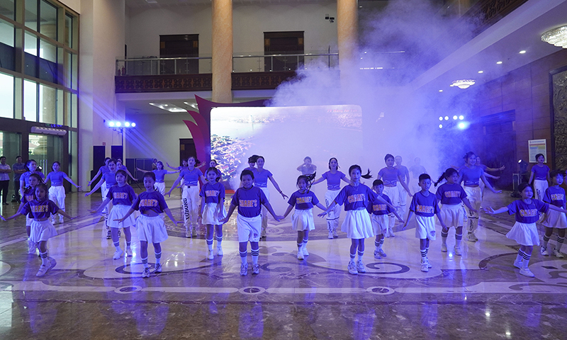 Màn biểu diễn sôi động trên nền nhạc ca khúc “Quảng Bình ơi” của đội thi 79 Hằng An Tân được Ban Tổ chức trao giải A.