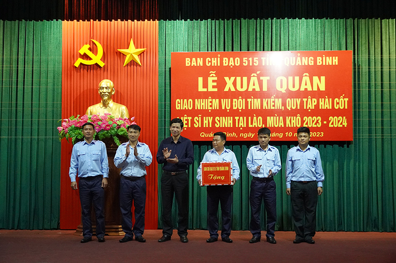 Đồng chí Phó Chủ tịch UBND tỉnh Hồ An Phong tặng quà cho Đội 589.