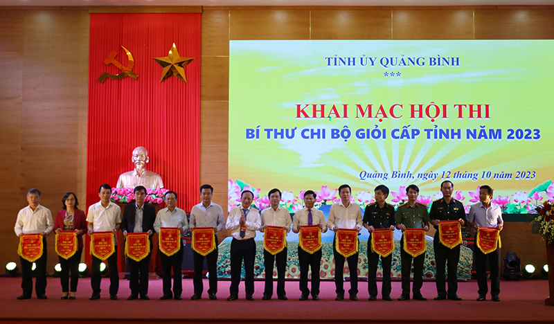  Đồng chí Phó Bí Thường trực Tỉnh ủy, Trưởng ban Tổ chức hội thi Trần Hải Châu tặng cờ lưu niệm cho các đảng bộ có thí sinh tham gia hội thi.
