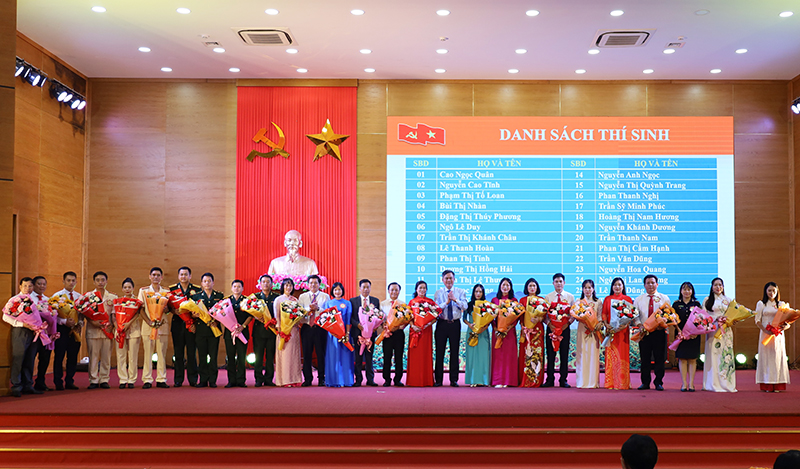 Đồng chí Chủ tịch UBND Trần Thắng và đồng chí Trưởng ban Tổ chức Tỉnh ủy Trần Vũ Khiêm tặng hoa cho các thí sinh tham gia hội thi.