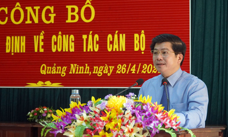 Đồng chí Trưởng ban Tổ chức Tỉnh ủy Trần Vũ Khiêm phát biểu tại hội nghị công bố về công tác cán bộ tại huyện Quảng Ninh.