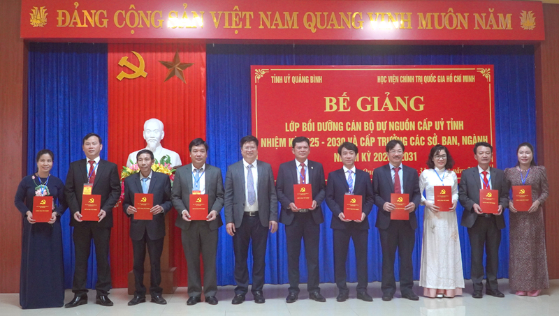 Các học viên lớp bồi dưỡng cán bộ dự nguồn cấp ủy tỉnh nhiệm kỳ 2025-2030 và cấp trưởng các sở, ban, ngành nhiệm kỳ 2026-2031.