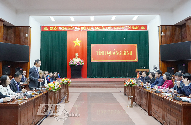 Quang cảnh buổi làm việc.